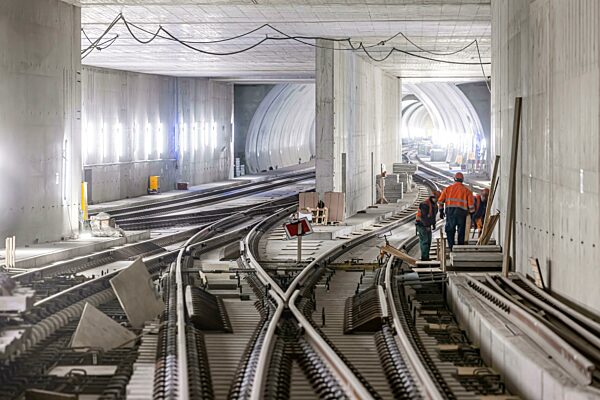 Baustelle im Tunnel am neuen Durchgangsbahnhof Stuttgart. Für das Projekt Stuttgart 21 der Deutschen Bahn AG wurden insgesamt 56 Kilometer Tunnel gegraben, der Vortrieb ist abgeschlossen. Die Tunnel gehen mit der Eröffnung des neuen Hauptbahnhofs 2025 an