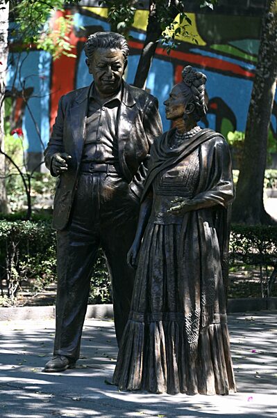 Statuen von Frida Kahlo und Diego Rivera im Frida Kahlo Park, Coyoacan, Mexiko Stadt