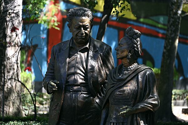 Statuen von Frida Kahlo und Diego Rivera im Frida Kahlo Park, Coyoacan, Mexiko Stadt