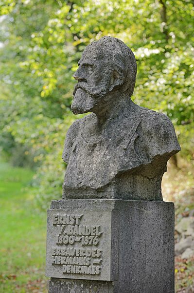Büste von Ernst von Bandel dem Erbauer des Hermannsdenkmal, Detmold, Teutoburger Wald, Nordrhein-Westfalen, Deutschland, Europa