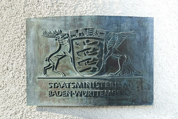 Informationstafel an der Mauer von Villa Reitzenstein, Wappen...