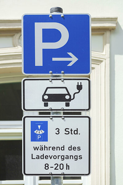 Verkehrsschild Parkplatz und Ladestation für Elektroautos, Deutschland, Europa