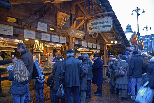 Europa, Deutschland, Hamburg, Weihnachtsmarkt auf dem Rathausmarkt, Hamburg...