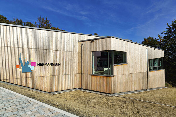 Besucherzentrum mit Aufschrift Hermanneum am Hermannsdenkmal, Erlebniswelt...