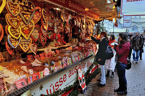 Lebkuchenhäuschen an einem Stand auf dem Weihnachtsmarkt in Potsdam...