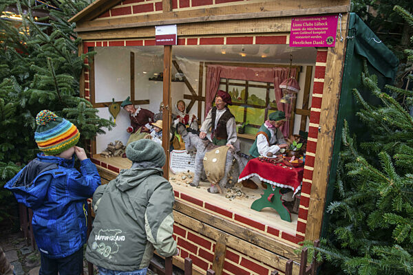 Zwei Jungen betrachten die Märchenfiguren im Märchenwald auf dem...