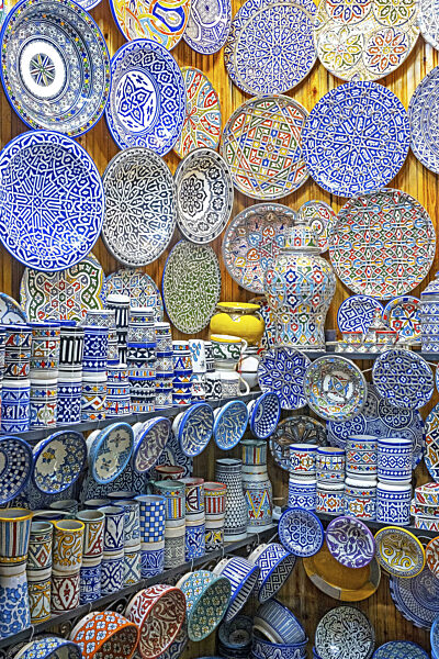 Dekorative und farbenfrohe Keramiken und Töpferwaren in einem Souvenirladen...