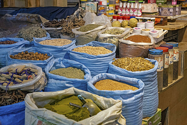 Große Tüten mit Gewürzen und Nüssen in einem Lebensmittelgeschäft in der...