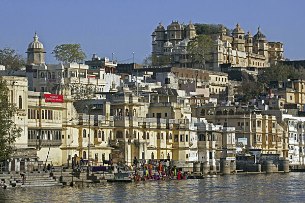 Frauen beim Baden im Fluss Ahar in der Stadt Udaipur, Stadt der Seen...