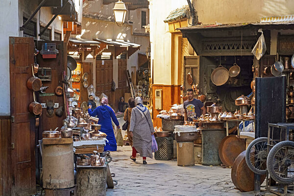 Marokkanische Kupferschmiedewerkstätten und Geschäfte auf dem Place...