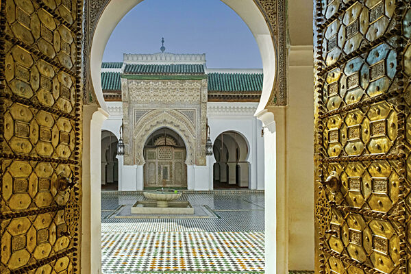 Haupteingang mit Bronzetüren und Innenhof der al Qarawiyyin Moschee und...