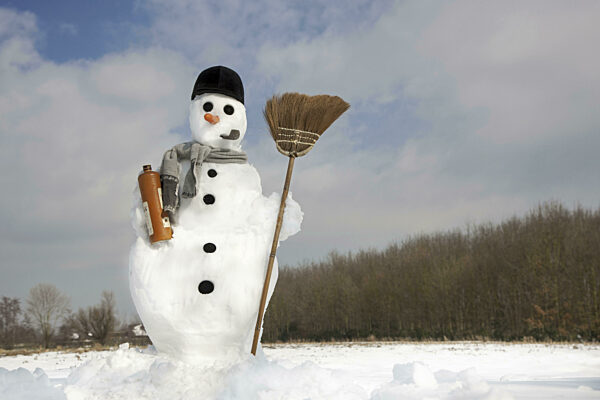 Geschmückter Schneemann mit Karottennase, Hut, Pfeife...