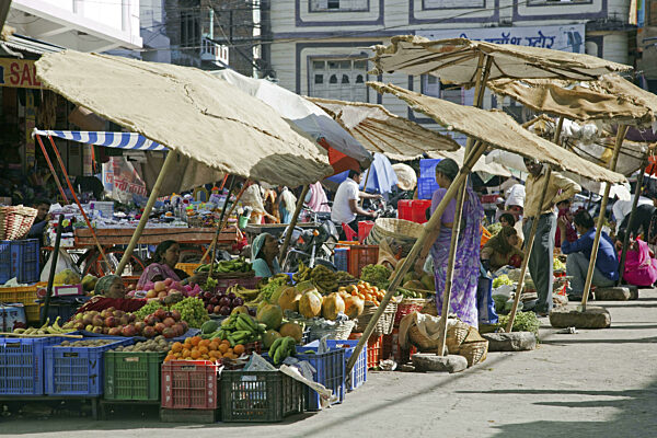 Frauen verkaufen Obst auf dem Markt in Udaipur, Stadt der Seen, Rajasthan...