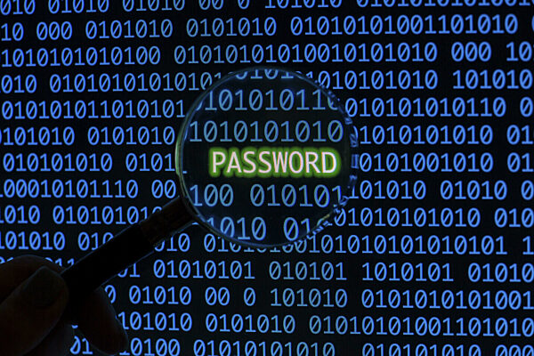 Passwort mit Binärcode Hand mit Lupe