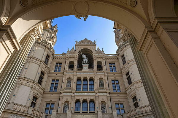 Portal am Eingang zum Schweriner Schloss, Hauptfassade mit Reiterstandbild...