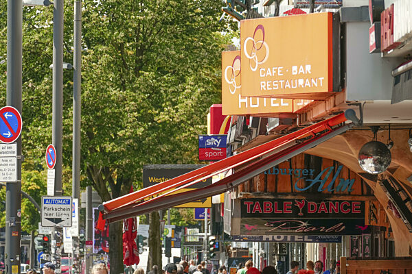 Straßenszene mit Schildern, Reeperbahn, St. Pauli, Hamburg, Deutschland, Europa