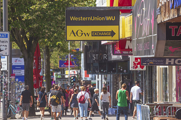 Straßenszene mit Schildern, Reeperbahn, St. Pauli, Hamburg, Deutschland, Europa