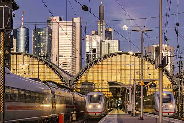 Hauptbahnhof Frankfurt mit ICE am Abend, Vollmond und Abendrot...