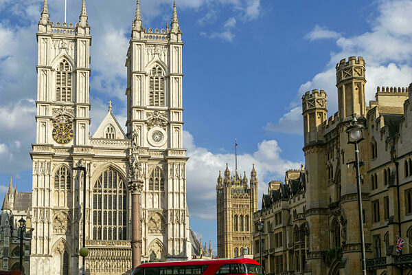 Türme und Fassade der Westminster Abteikirche mit Victoria Tower im...