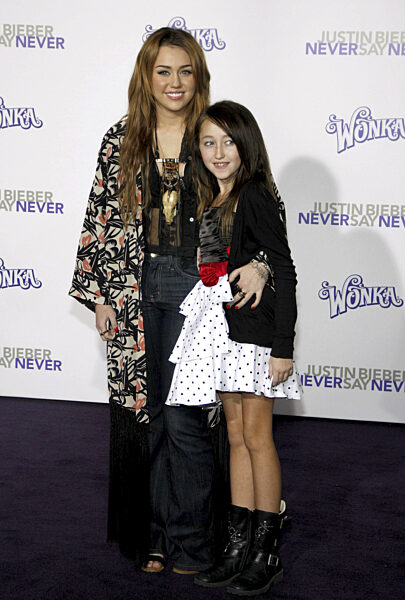Miley Cyrus und Noah Cyrus bei der Los Angeles Premiere von Justin Bieber...