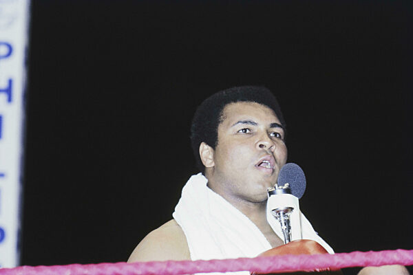 Muhammad Ali im Gespräch am Mikrofon, Mumbai, Maharashtra, Indien, Asien