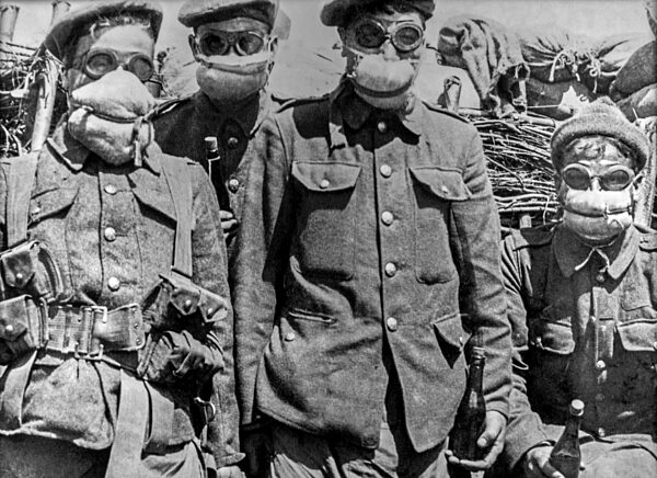 Britische Soldaten des Ersten Weltkriegs tragen rudimentäre Gasmasken im...