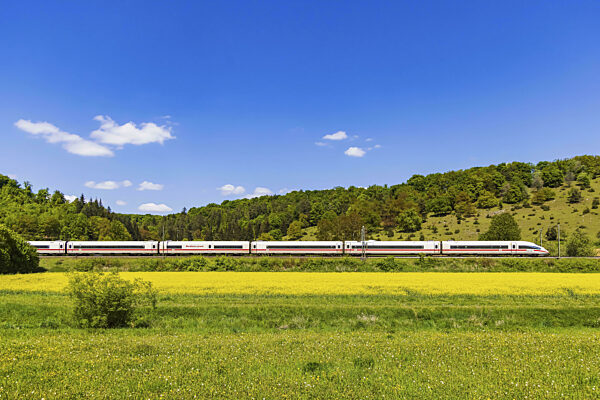 InterCityExpress ICE bei der Zugfahrt über die Schwäbische Alb...