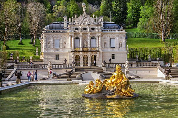 Wasserparterre mit Florabrunnen und dem Portal vom Schloss Linderhof im...