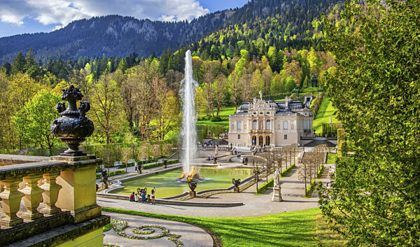 Wasserparterre mit Großer Fontaine und Portal vom Schloss Linderhof im...