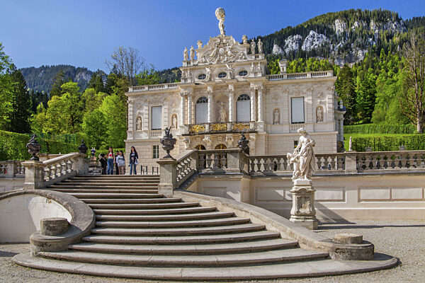 Portal vom Schloss Linderhof, Gemeinde Ettal, Ammergauer Alpen, Ammertal...