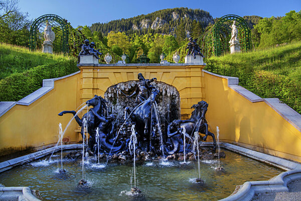 Neptunbrunnen am Schloss Linderhof im Frühling, Gemeinde Ettal...
