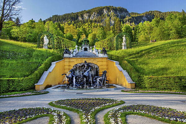 Neptunbrunnen am Schloss Linderhof im Frühling, Gemeinde Ettal...