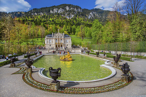 Wasserparterre mit Florabrunnen und dem Portal vom Schloss Linderhof im...