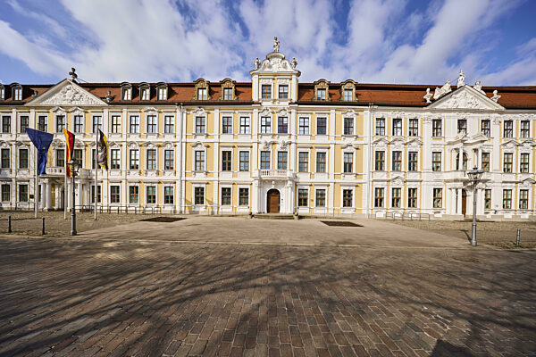 Landtag, historische Häuser, Baustil Barock, Fassade, Fenster, Fahnenmasten...