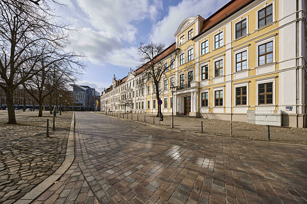 Landtag, historische Häuser, Baustil Barock, Absperrpoller...