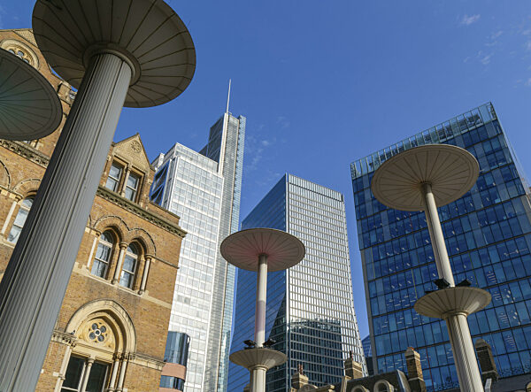 Blick auf Bürogebäude im blauen Himmel vom Vorplatz des Bahnhofs Liverpool...