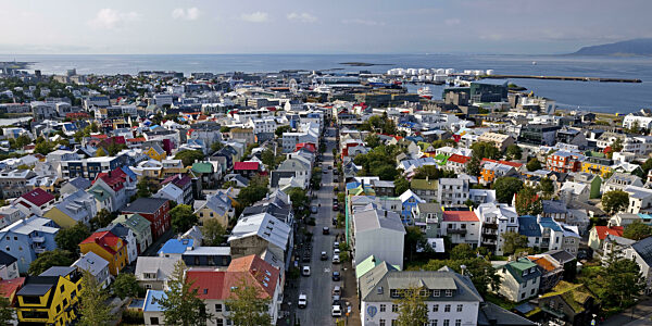 Ausblick von der Hallgrimskirche auf die bunten Dächer von Reykjavik und das...