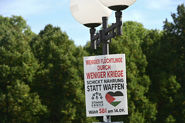Plakate für den Nordrhein-Westfalen-Kommunalwahlkampf in Bonn rund um den...