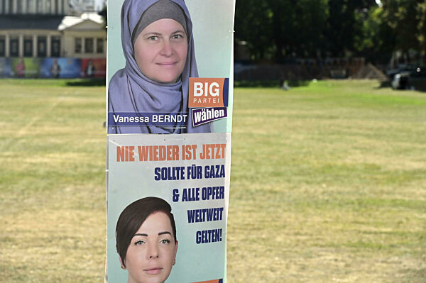 Plakate für den Nordrhein-Westfalen-Kommunalwahlkampf in Bonn rund um den...