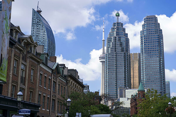 Die Skyline von Toronto mit dem CN Tower und historischen Gebäuden an einem...