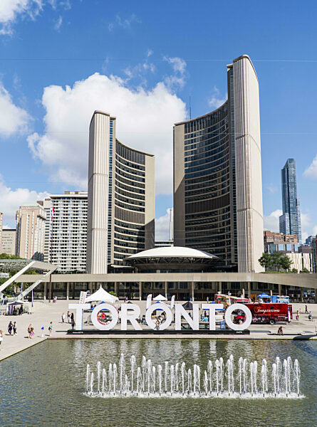 Toronto Zeichen an einem Springbrunnen vor dem Hintergrund des Rathauses von...