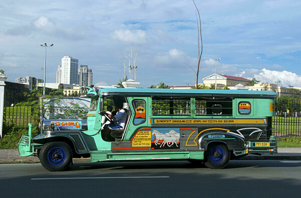 Philippinen: Jeepney in der Nähe des südöstlichen Eingangs zu Intramuros, Manila