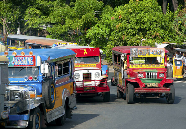 Philippinen: Jeepneys, Anda Circle, Bonifacio Drive, nahe Intramuros, Manila