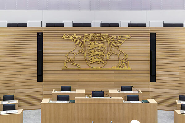 Plenarsaal menschenleer mit den Sitzen der Abgeordneten und der...