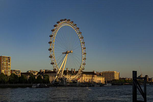 London, Großbritannien  17. Mai 2025: Das ikonische Millennium Wheel im...