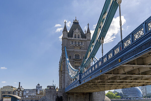 London, Großbritannien  17. Mai 2025: Ikonische blaue Stahlkonstruktion der...