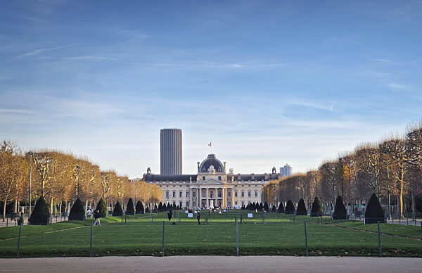 Paris, Frankreich 09. Dezember 2025: Das große neoklassizistische Gebäude...
