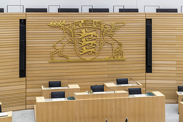 Plenarsaal menschenleer mit den Sitzen der Abgeordneten und der...