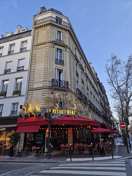 Paris, Frankreich 09. Dezember 2025: Lebendige Pariser Straßenecke in der...