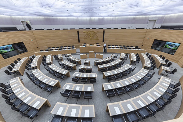 Plenarsaal menschenleer mit den Sitzen der Abgeordneten und der...